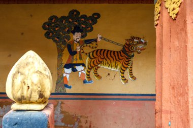 Paro, Butan, Asya 'daki Rinpun Dzong manastırında insan ve kaplanla duvar resmi