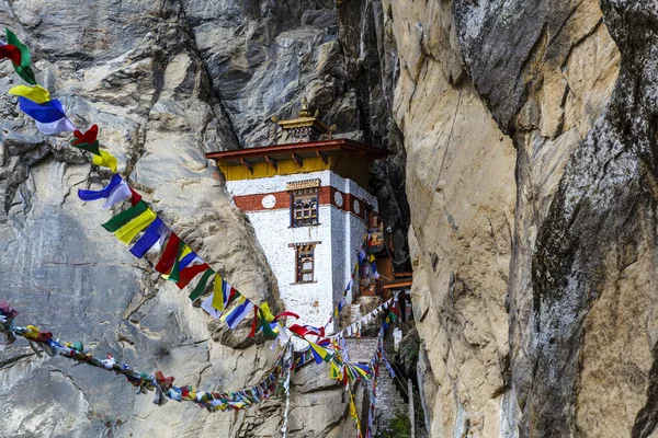 Prayer Flags Small Monastery Mountains Tiger Nest Monastery Taktshang Goemba — Stockfoto