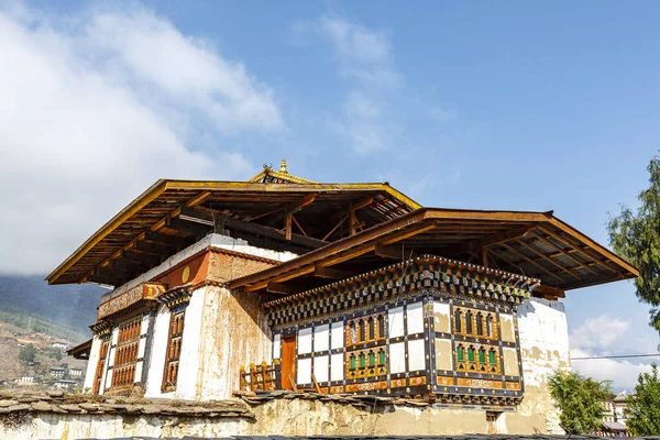 西ブータンのパロの中心部にある典型的なブータンの建物のファサード — ストック写真