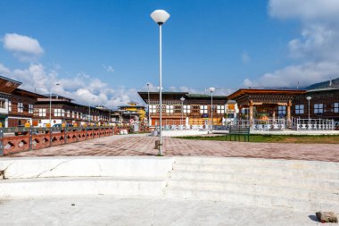 Orta meydanda Paro, Batı Butan, Asya 'da dua çarkı var.