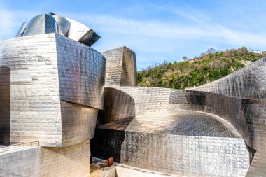 Bilbao, İspanya, Avrupa 'daki Guggenheim Müzesi' nin dışında.