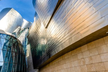 Bilbao, İspanya, Avrupa 'daki Guggenheim Müzesi' nin dışında.