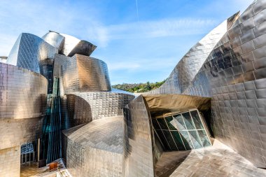 Bilbao, İspanya, Avrupa 'daki Guggenheim Müzesi' nin dışında.