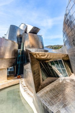 Bilbao, İspanya, Avrupa 'daki Guggenheim Müzesi' nin dışında.