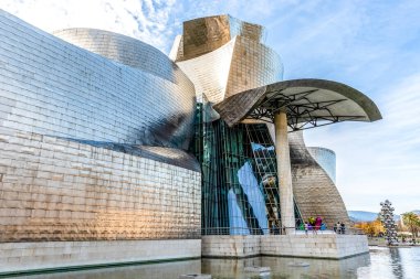 Bilbao, İspanya, Avrupa 'daki Guggenheim Müzesi' nin dışında.