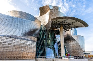 Bilbao, İspanya, Avrupa 'daki Guggenheim Müzesi' nin dışında.