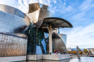 Bilbao, İspanya, Avrupa 'daki Guggenheim Müzesi' nin dışında.