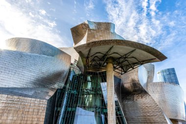 Bilbao, İspanya, Avrupa 'daki Guggenheim Müzesi' nin dışında.