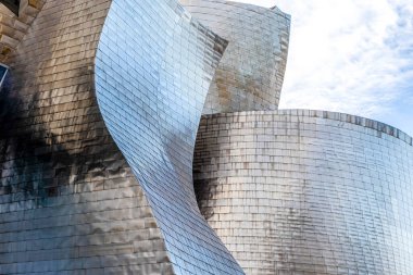 Bilbao, İspanya, Avrupa 'daki Guggenheim Müzesi' nin dışında.