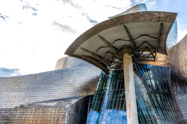 Bilbao, İspanya, Avrupa 'daki Guggenheim Müzesi' nin dışında.