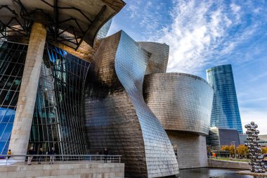 Bilbao, İspanya, Avrupa 'daki Guggenheim Müzesi' nin dışında.