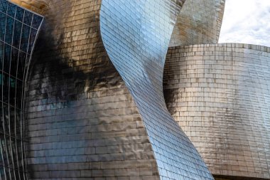 Bilbao, İspanya, Avrupa 'daki Guggenheim Müzesi' nin dışında.