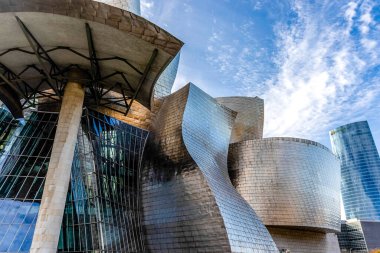 Bilbao, İspanya, Avrupa 'daki Guggenheim Müzesi' nin dışında.