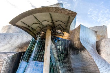 Bilbao, İspanya, Avrupa 'daki Guggenheim Müzesi' nin dışında.