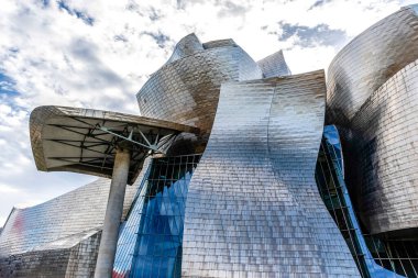 Bilbao, İspanya, Avrupa 'daki Guggenheim Müzesi' nin dışında.