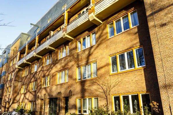 Фасад Украшенного Многоквартирного Дома Амстердамской Школе Стиле Zuid Нидерланды Европа — стоковое фото