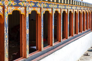 Punakha, Butan, Asya yakınlarındaki Chimi Lhakhang Manastırı 'nın süslü görünüşü.