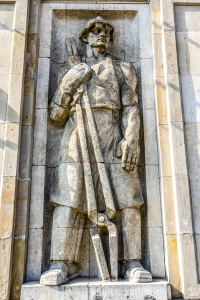 Fassade Mit Der Skulptur Eines Arbeiters Warschau Polen Europa — Stockfoto