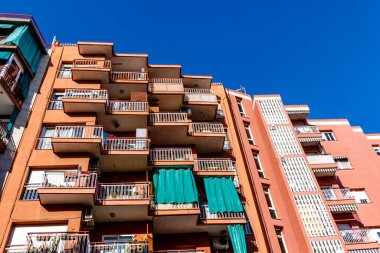 Barcelona, Katalonya, İspanya ve Avrupa 'da mavi gökyüzüne karşı balkonları olan bir apartmanın dışı.