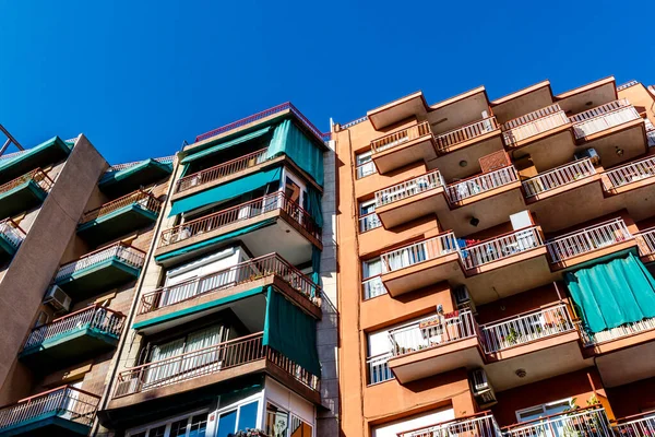 Внешний Вид Многоквартирного Дома Балконами Фоне Голубого Неба Барселоне Каталонии — стоковое фото