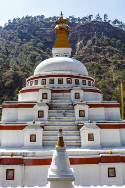 Asya 'nın Bhutan dağlarında Beyaz Budist tapınağı