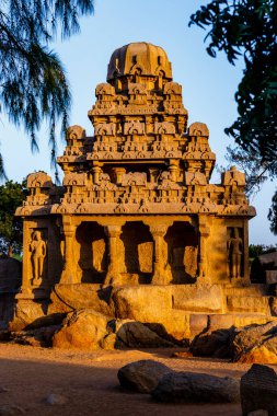 Dharmaraja Ratha 'nın dışı, Güney Hindistan' ın Tamil Nadu kentindeki Unesco Dünya Mirası Alanı Mamallapuram 'ın Pancha Rathas' larından (Beş Ratha) biridir.