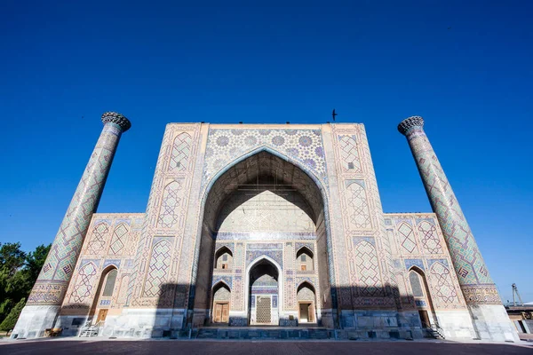 Фасад Медресе Улугбек Регистан Самарканд Узбекистан Центральная Азия — стоковое фото