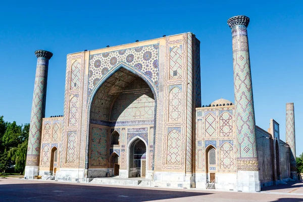 Voorzijde Van Ulugh Beg Madrasah Registan Samarkand Oezbekistan Centraal Azië — Stockfoto