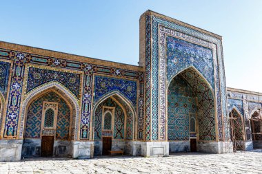 Madrasah Ttilla-kari 'nin (Tilya Kori) Avlusu Semerkant, Özbekistan, Orta Asya' daki Registan Meydanı