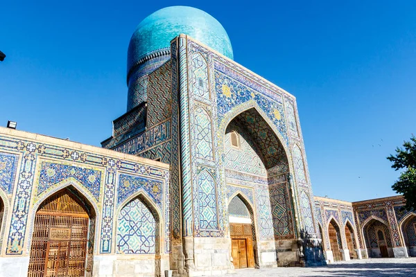 Madrasah Ttilla-kari 'nin (Tilya Kori) Avlusu Semerkant, Özbekistan, Orta Asya' daki Registan Meydanı