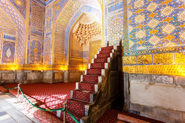 Tilya-Kori Madrasah 'ın Semerkant, Özbekistan, Orta Asya' daki Registan Meydanı
