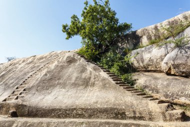 Mamallapuram, Tamil Nadu, Güney Hindistan ve Asya 'daki dev kayalardan oyulmuş basamaklar.