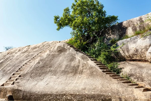 ママラプラム タミル ナードゥ州 南インド アジアの巨大な岩から切り出されたステップ — ストック写真