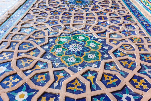 โมเสคส นสดใสบนผน งของ Ulugh Beg Madrasah Registan Samarkand Uzbekistan Central — ภาพถ่ายสต็อก