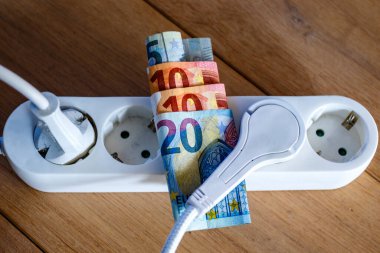 Elektrik prizleri ve Avro banknotları ile elektrik ve günlük yaşam harcamalarının artışını gösteren elektrik bandı