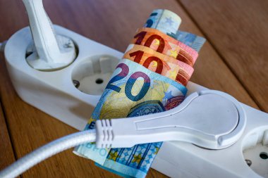 Elektrik prizleri ve Avro banknotları ile elektrik ve günlük yaşam harcamalarının artışını gösteren elektrik bandı