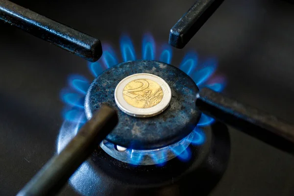ガス法案のコストの増加 ユーロコインとガスストーブがオンになりました — ストック写真