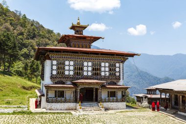 Doğu Butan, Asya 'daki Mongar yakınlarındaki eski manastır goemba (keşiş okulu)