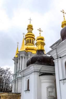 Kyiv, Ukrayna, Avrupa 'daki Kyevo-Pecherska Lavra manastırının altın kubbesi.