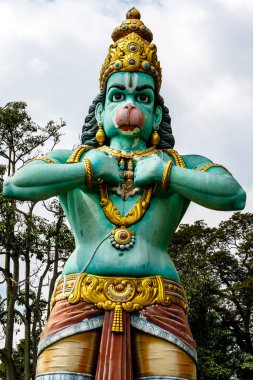 Hindu tanrısı Hanuman 'ın renkli heykeli, Ramayana mağarası, Batu mağaraları tapınağı, Kuala Lumpur, Malezya, Asya