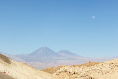 Atacama Çölü 'ndeki Valle de la Luna arka planda Licancabour volkanı, Antofagasta, Şili, Güney Amerika