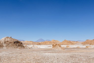 Atacama Çölü 'ndeki Valle de la Luna arka planda Licancabour volkanı, Antofagasta, Şili, Güney Amerika