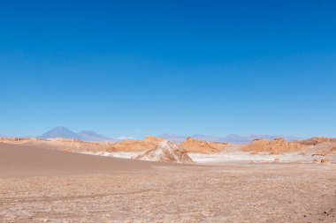 Atacama Çölü 'ndeki Valle de la Luna arka planda Licancabour volkanı, Antofagasta, Şili, Güney Amerika