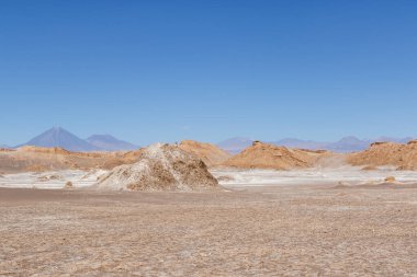Atacama Çölü 'ndeki Valle de la Luna arka planda Licancabour volkanı, Antofagasta, Şili, Güney Amerika