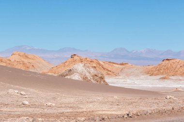 Atacama Çölü 'ndeki Valle de la Luna arka planda Licancabour volkanı, Antofagasta, Şili, Güney Amerika