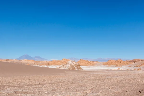 アタカマ砂漠のラ ルナ谷 Valle Luna Atacama 背景にあるライカンカバー火山 アントファガスタ — ストック写真