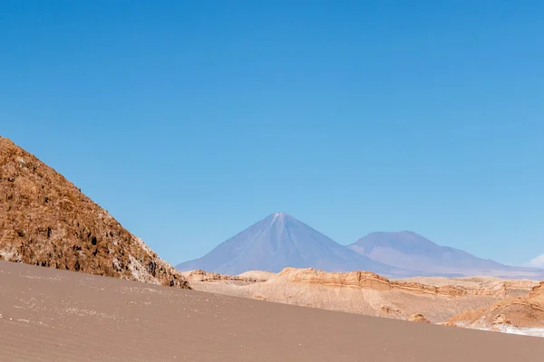 Valle Luna Pustyni Atacama Tle Wulkan Licancabour Antofagasta Chile Ameryka — Zdjęcie stockowe