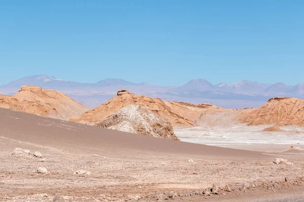 アタカマ砂漠のラ ルナ谷 Valle Luna Atacama 背景にあるライカンカバー火山 アントファガスタ — ストック写真