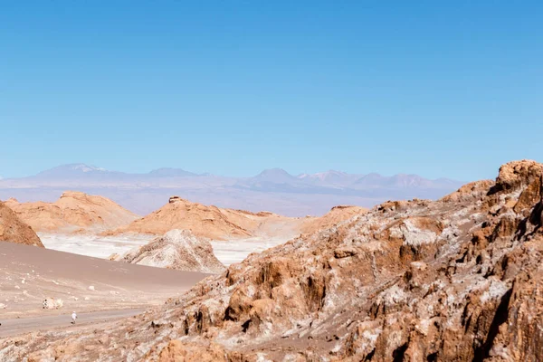 位于智利安托法加斯塔的阿塔卡马沙漠的瓦莱 德拉卢纳火山背景是许可证火山 — 图库照片