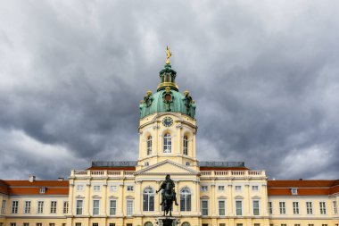 Berlin, Almanya ve Avrupa 'daki Schloss Charlottenburg sarayının önündeki Büyük Frederick Heykeli